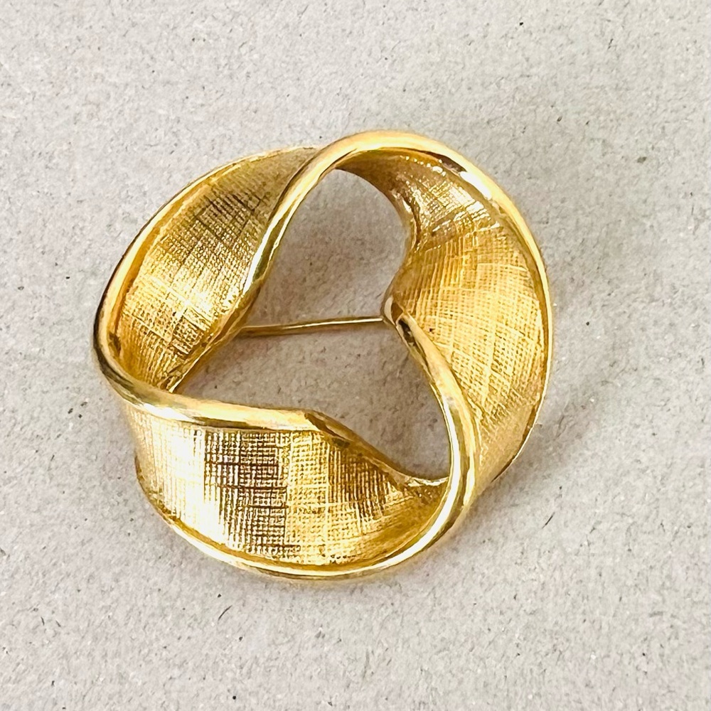 Vintage Napier Goldtone Circle Ribbon Pin Brooch gold tone